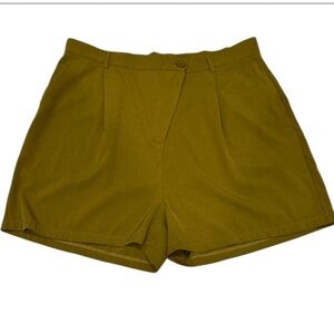 Pretty Little Things NWT Olive Green Shorts, Size 16.‎